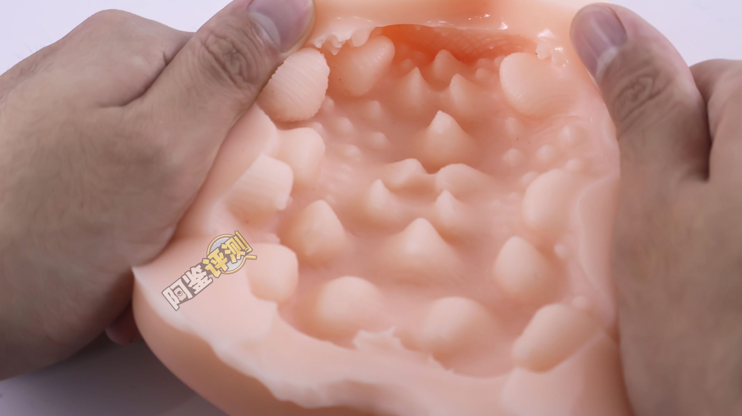 汤马托易士——“美优酱一年调教”评测!密布圆形石块的通道,把我的龟头狠狠卡住了...