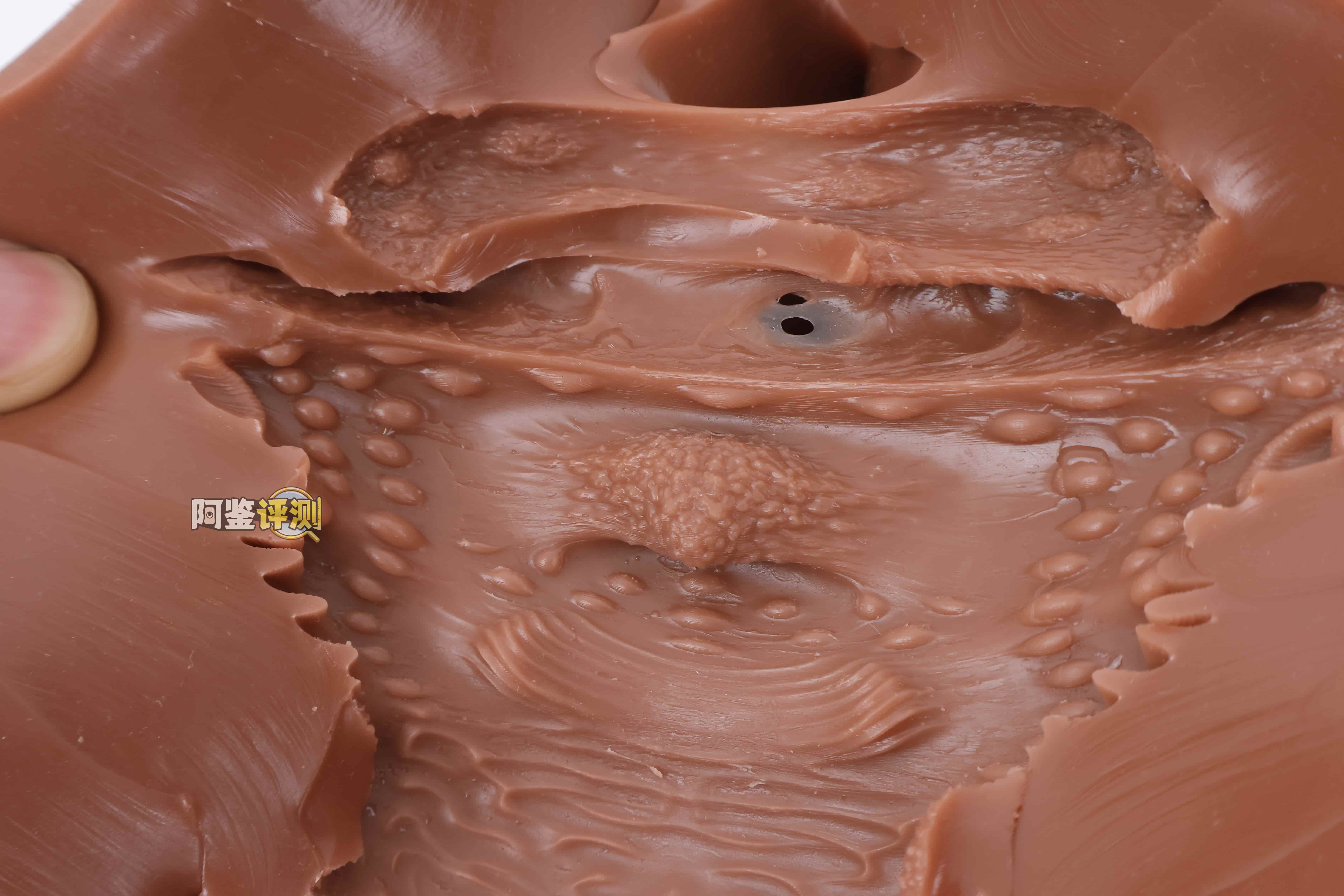 muni——“埃及艳后”评测！一字马开腿型的黑皮小臀模，因为双通道太接近导致末端出现了开裂