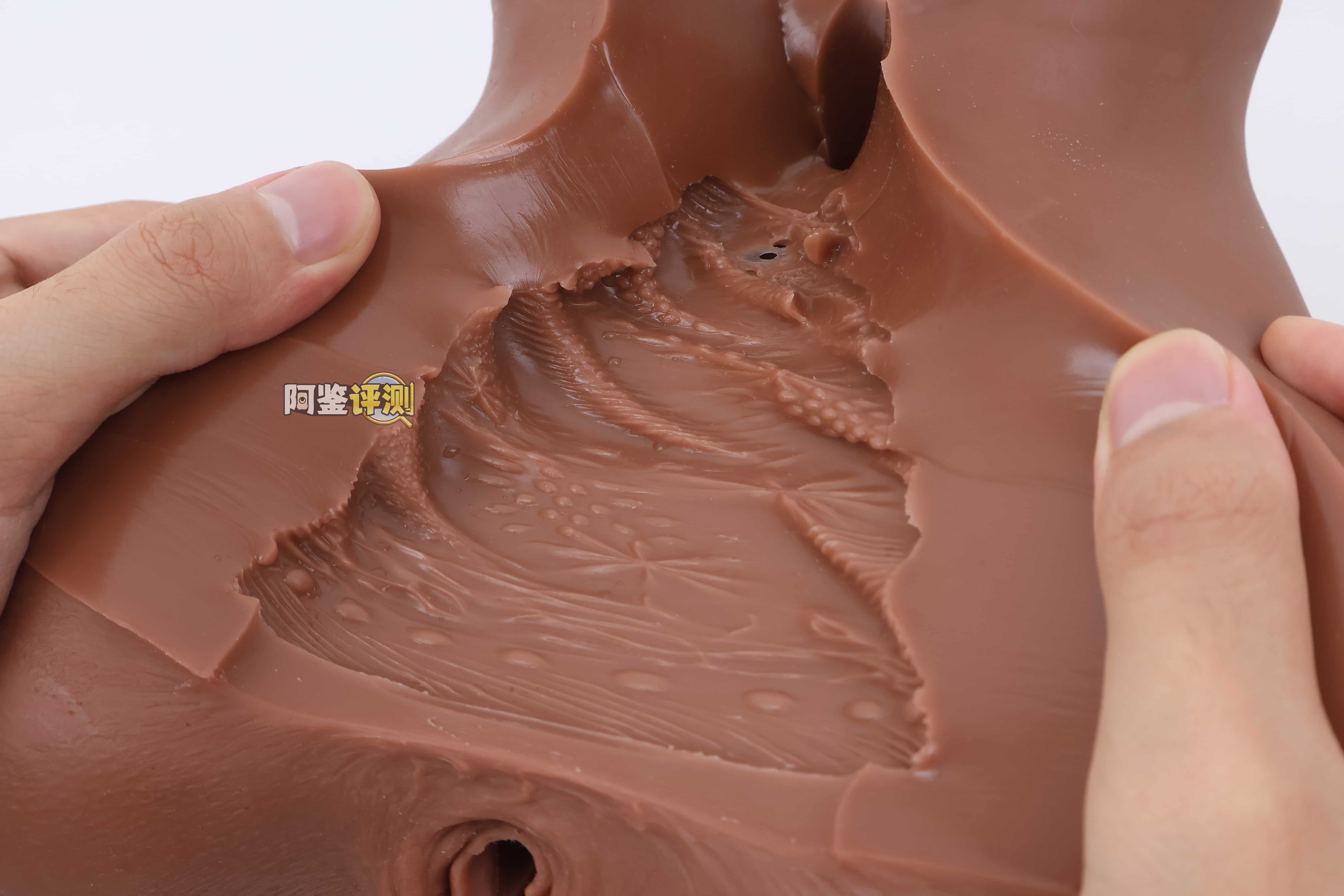 muni——“埃及艳后”评测！一字马开腿型的黑皮小臀模，因为双通道太接近导致末端出现了开裂